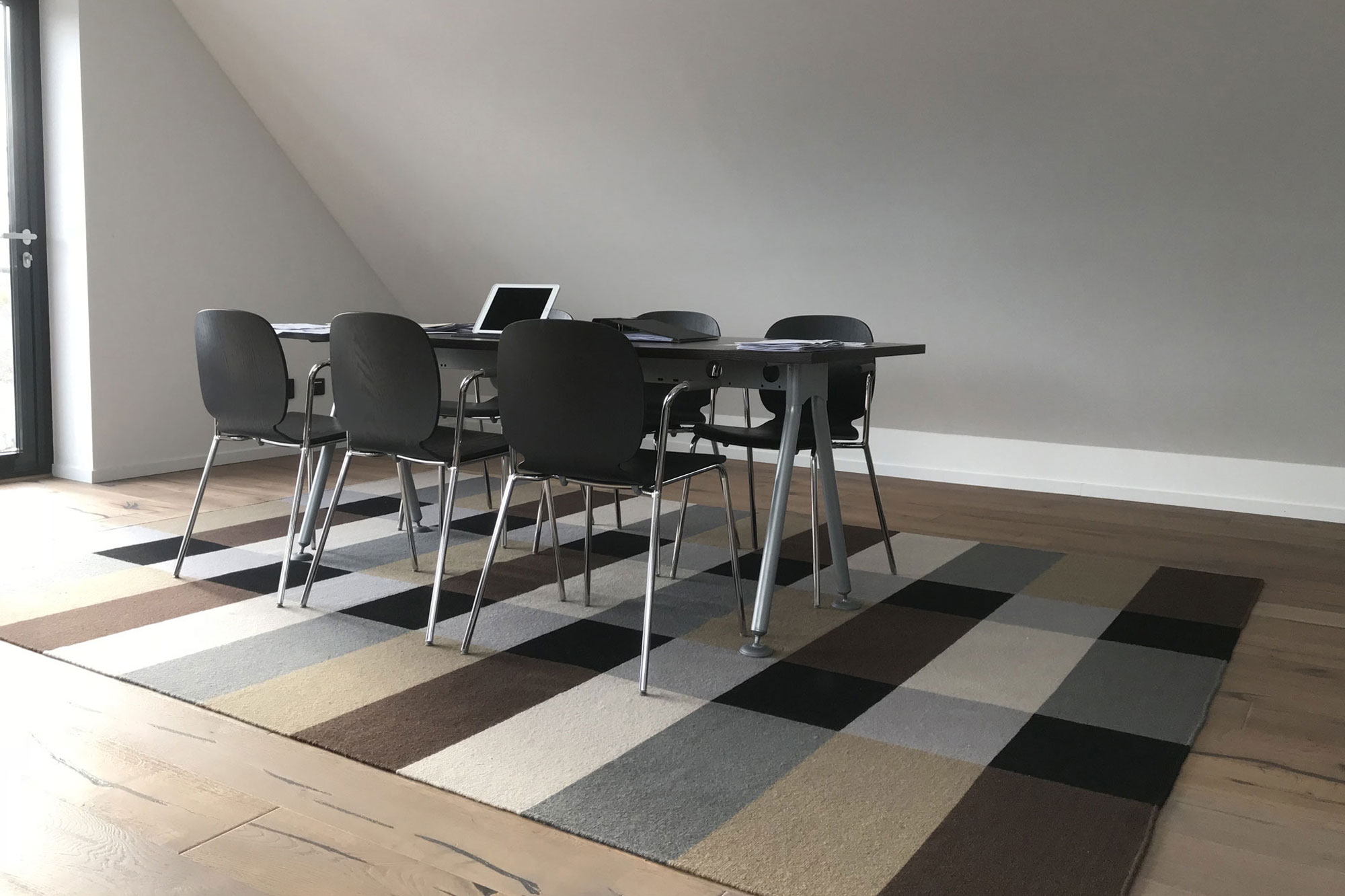 Nystädat minimalistiskt kontor